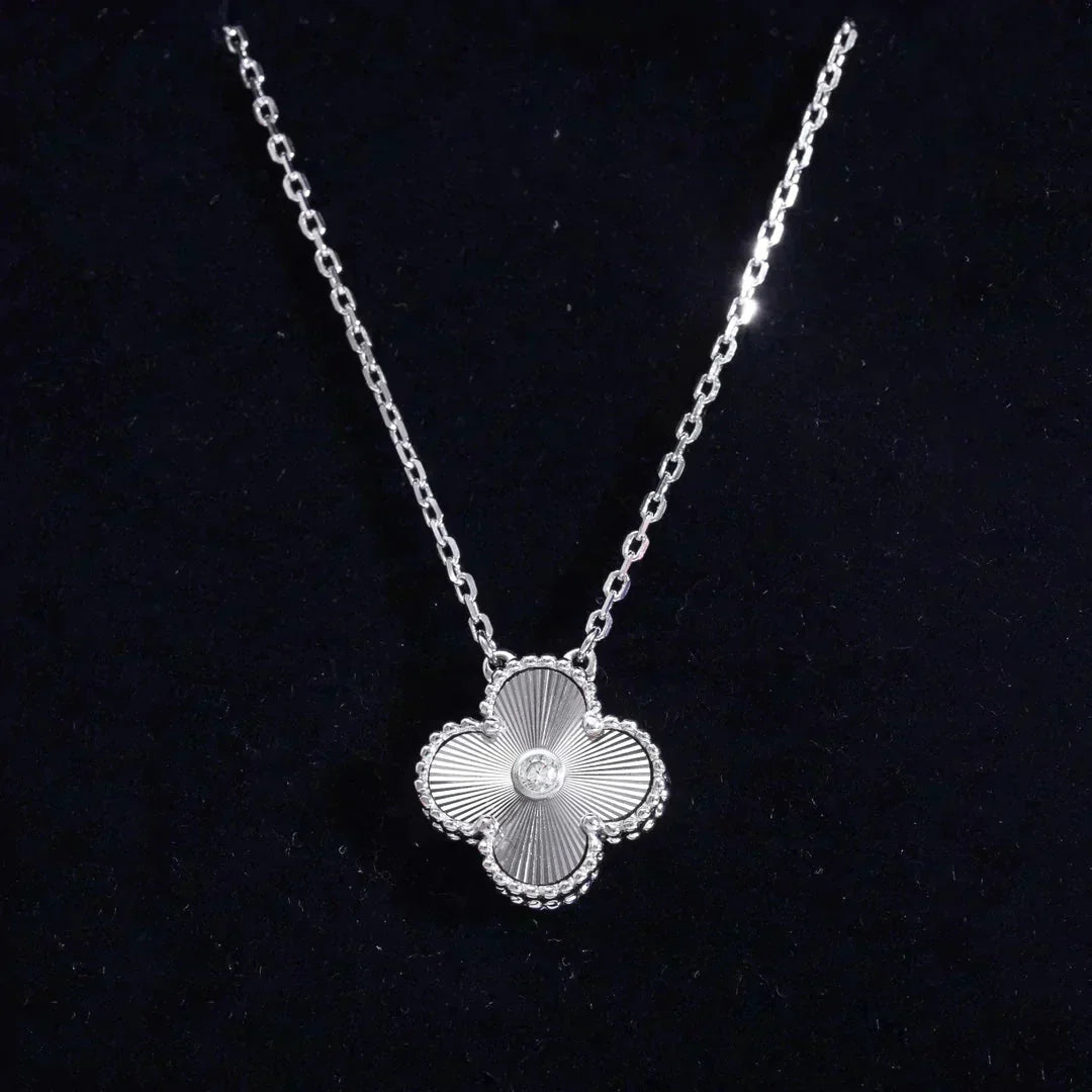 [Moco]CLOVER  15MM DIAMOND LASER NECKLACE SILVER