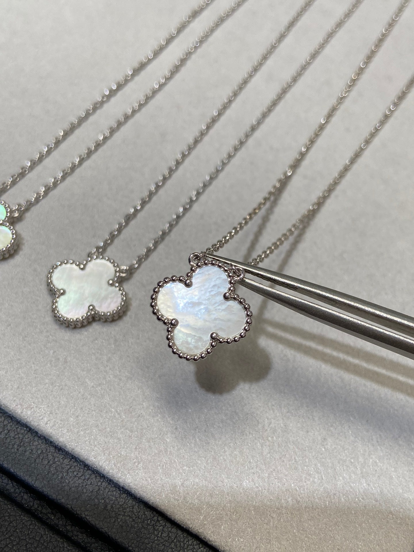 [Moco]CLOVER MEDIUM SILVER WHITE MOP NECKLACE