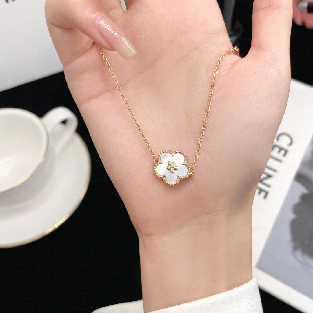 [Moco]LUCKY  WHITE MOP  PLUM BLOSSOM NECKLACE