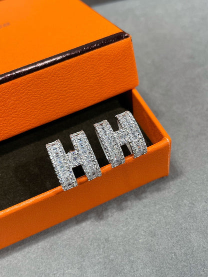 [Moco]H STUD EARRINGS WITH SILVER DIAMONDS